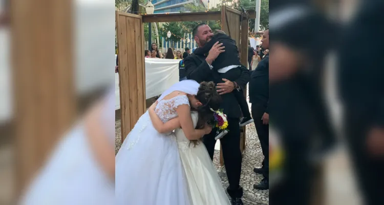 Noivos bolsonaristas celebram casamento na praça da Catedral