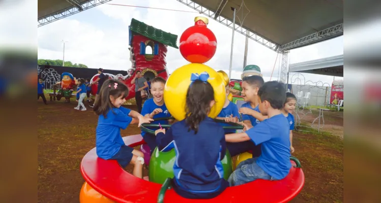 Alunos de CMEIs e escolas de PG curtem o ‘Natal Encantado’