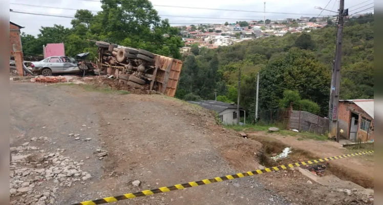 Acidente aconteceu na manhã desta segunda-feira (17), na Rua Teixeira de Freitas