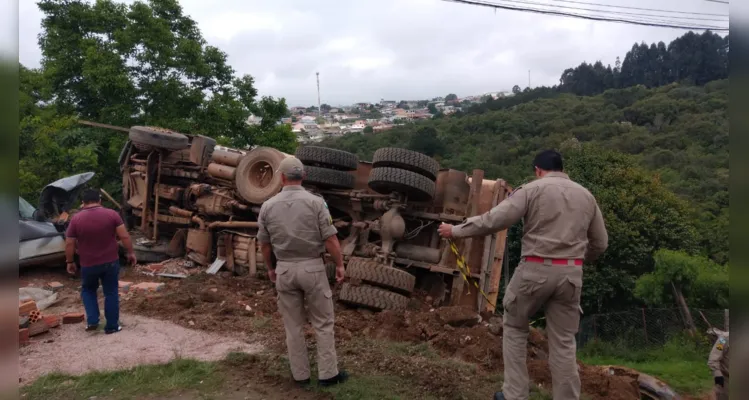 Acidente aconteceu na manhã desta segunda-feira (17), na Rua Teixeira de Freitas