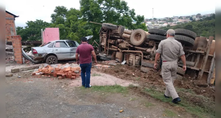 Acidente aconteceu na manhã desta segunda-feira (17), na Rua Teixeira de Freitas