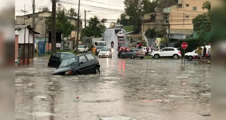 Imagens detalham estrago ocasionado pelas fortes chuvas na capital paranaense