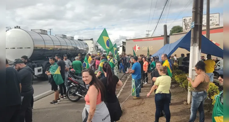 Caminhoneiros fecham trecho urbano da rodovia em PG