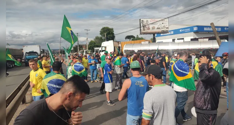 Caminhoneiros fecham trecho urbano da rodovia em PG