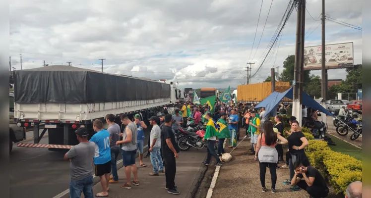 Caminhoneiros fecham trecho urbano da rodovia em PG