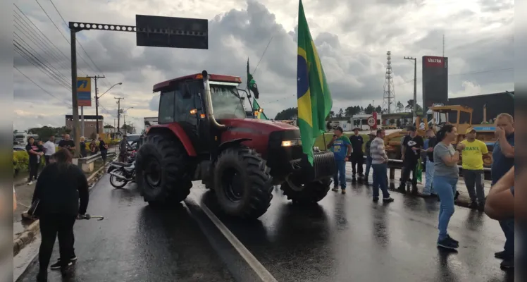 Caminhoneiros fecham trecho urbano da rodovia em PG