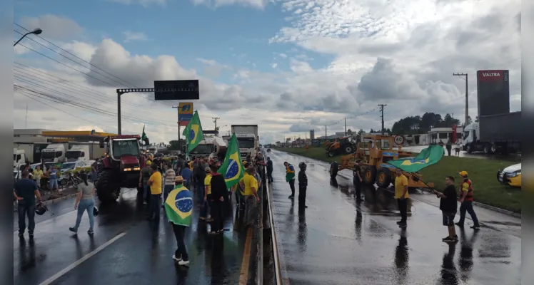 Caminhoneiros fecham trecho urbano da rodovia em PG