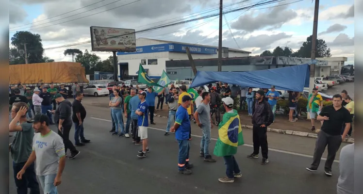 Caminhoneiros fecham trecho urbano da rodovia em PG