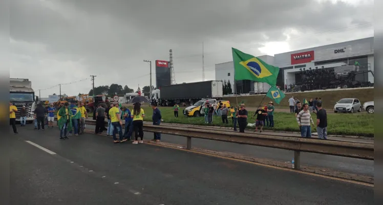 Caminhoneiros fecham trecho urbano da rodovia em PG