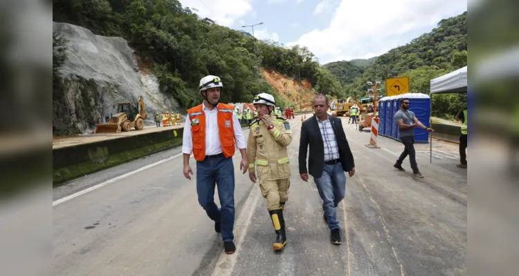 O governador Carlos Massa Ratinho Junior foi até a área afetada pelo deslizamento de terra na BR-376, na Serra do Mar, na manhã desta quinta-feira (01).