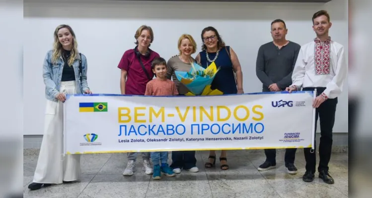 O momento de encontro entre UEPG e a família ucraniana envolveu presentes simbólicos