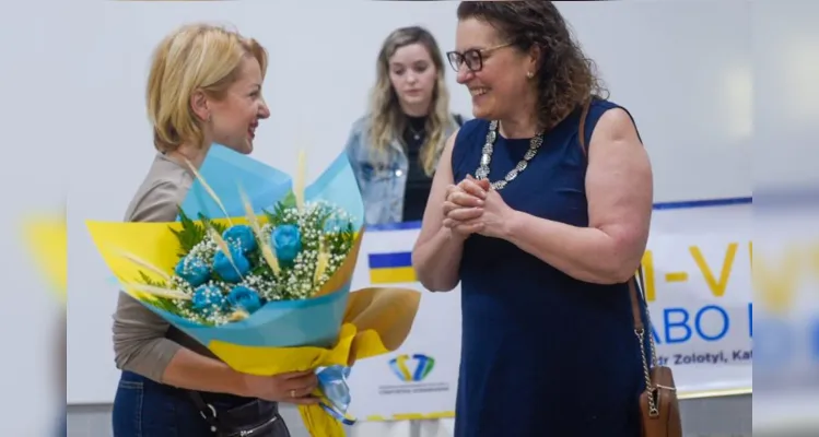 O momento de encontro entre UEPG e a família ucraniana envolveu presentes simbólicos