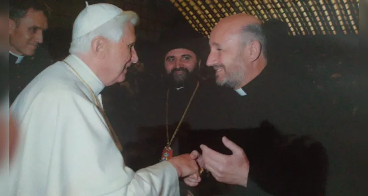 Bispo e padres com Bento XVI