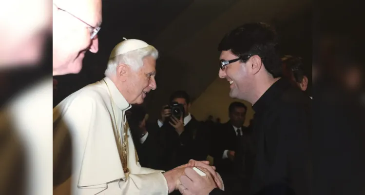 Bispo e padres com Bento XVI