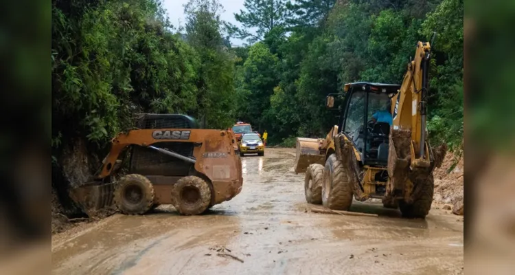 Trecho da PR-340 foi liberado na tarde desta quinta-feira (23). Defesa Civil emitiu um comunicado alertando para o risco de novos deslizamentos