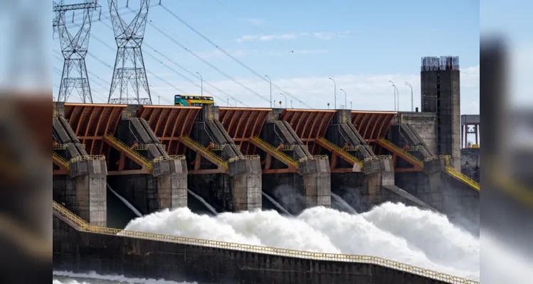 Operação deste domingo foi necessária em virtude do alto volume de chuvas registrado nas bacias incrementais de Itaipu