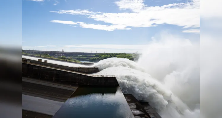 Operação deste domingo foi necessária em virtude do alto volume de chuvas registrado nas bacias incrementais de Itaipu