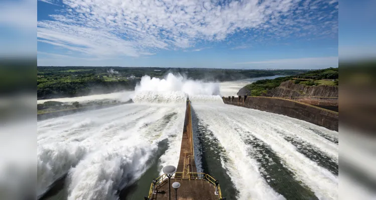 Operação deste domingo foi necessária em virtude do alto volume de chuvas registrado nas bacias incrementais de Itaipu