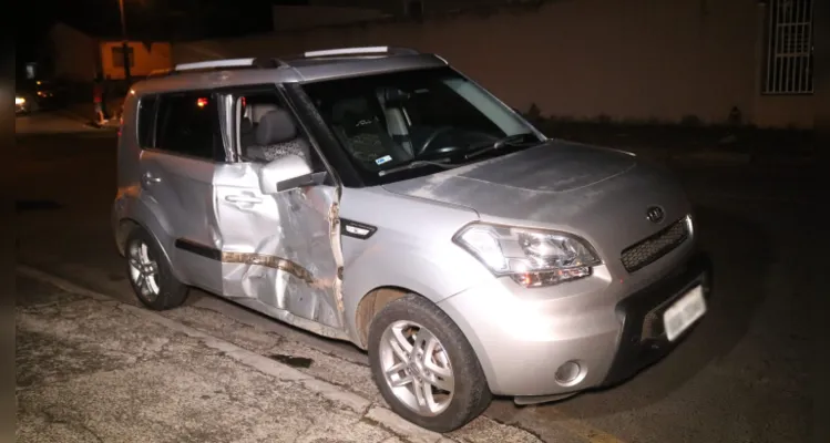 Lateral do carro envolvido no acidente ficou bastante danificada.