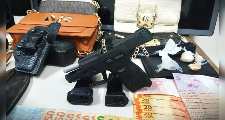 Uma arma também foi localizada pela Equipe Choque da Polícia Militar (PM).