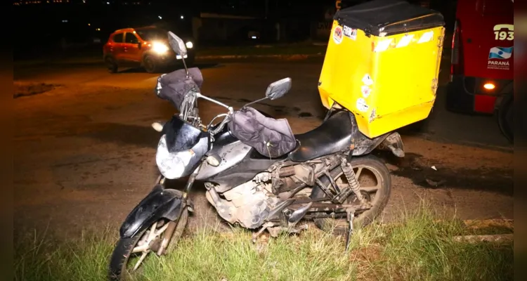Motocicleta teve alguns danos em razão da colisão contra o veículo.