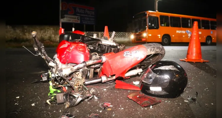 Motocicleta foi apreendida por estar com pendências administrativas.