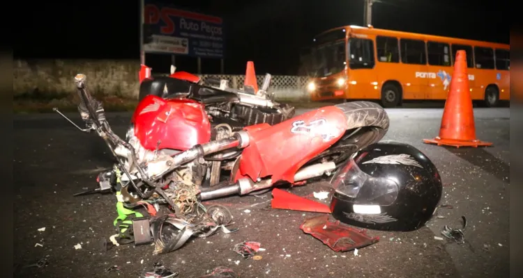 Motociclista tem 24 anos; veículo ficou danificado após o acidente.