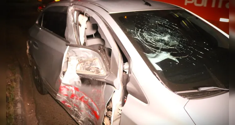 Lateral do veículo Chevrolet Onix ficou bastante danificada.