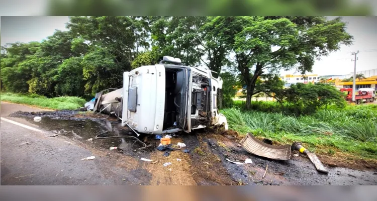 Com o tombamento, veículo acabou derrubando piche pela pista.