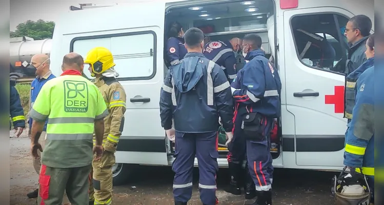 Equipes de socorristas estão no local do acidente para os atendimentos necessários.