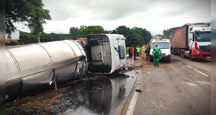 Veículo derrubou piche pela pista na rodovia BR-376.