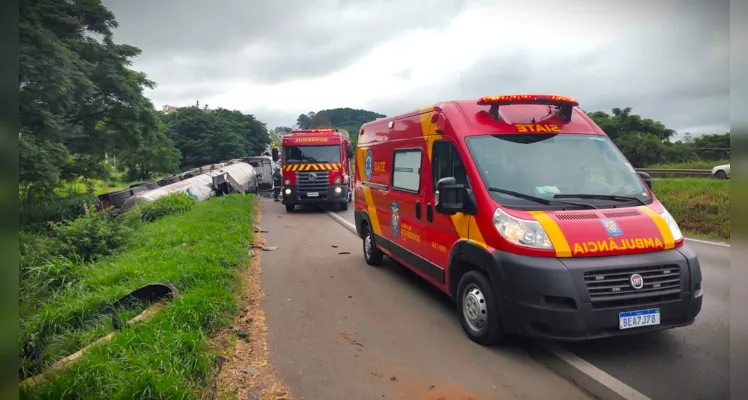 Agentes do Corpo de Bombeiros estão no local da ocorrência.