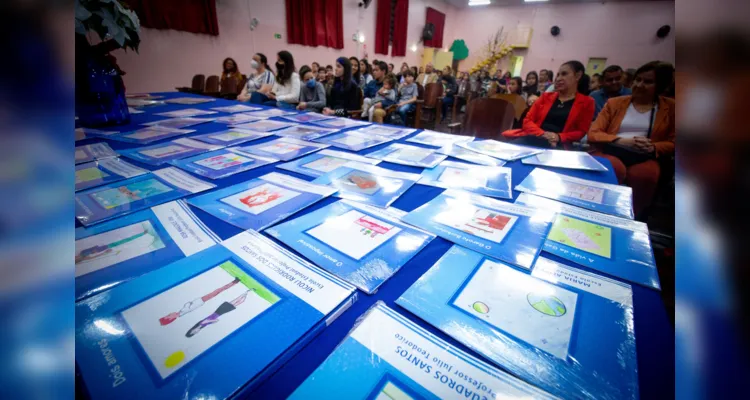 Obras literárias foram autografadas pelos estudantes de Ponta Grossa.