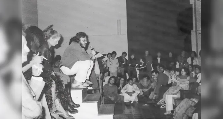 No IV Fenata, em 1976, debate após a peça “A Festa”. Fanucchi é o primeiro sentado no chão à esquerda, usando óculos e com o cabelo comprido