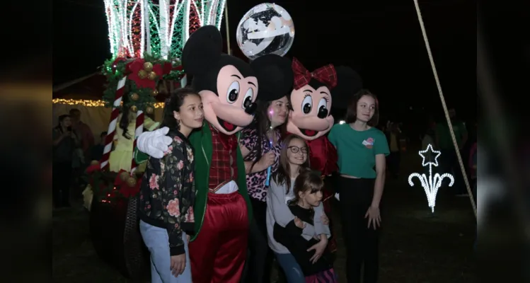 O Mickey e a Minnie levam diversão às pessoas que vão ao parque temático.