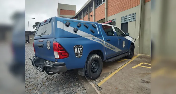 Homem tenta dormir no meio da rua, fica irritado e vai preso em PG