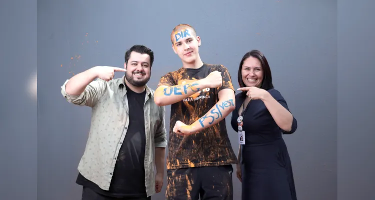 Coordenador Jonatas, Davi Biscaia Tozetto, aprovado em Direito, e a diretora Carla.