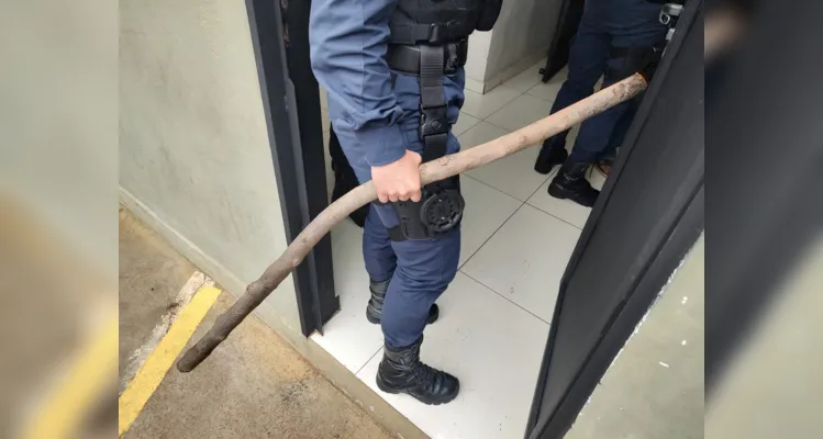 Homem tenta dormir no meio da rua, fica irritado e vai preso em PG