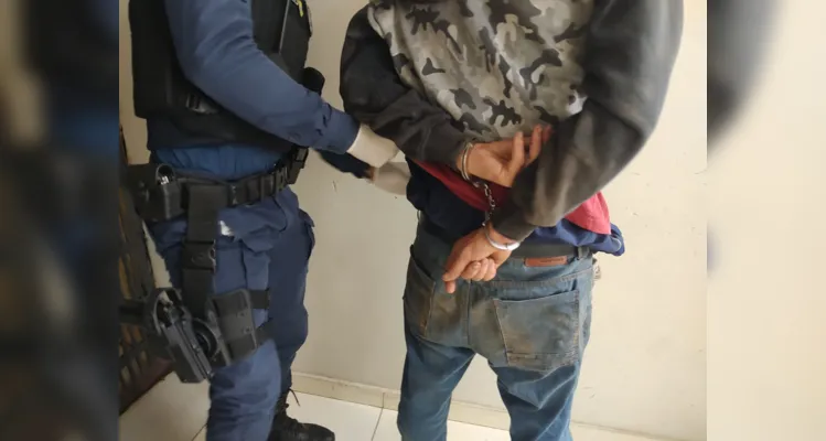 Homem tenta dormir no meio da rua, fica irritado e vai preso em PG