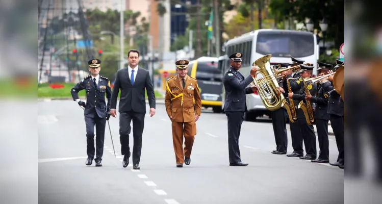 Ratinho Junior também recebeu a revista da tropa da Polícia Militar.