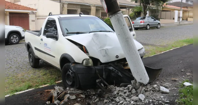 Motorista perde controle de veículo e atinge poste em PG
