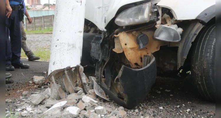 Motorista perde controle de veículo e atinge poste em PG