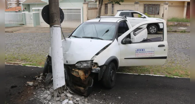 Motorista perde controle de veículo e atinge poste em PG