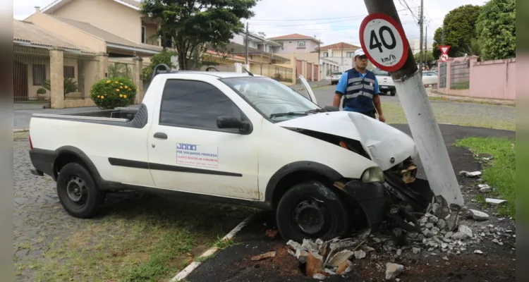 Motorista perde controle de veículo e atinge poste em PG