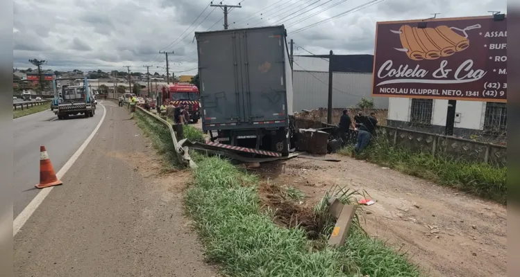 O acidente foi registrado na Avenida Presidente Kennedy, em Ponta Grossa.