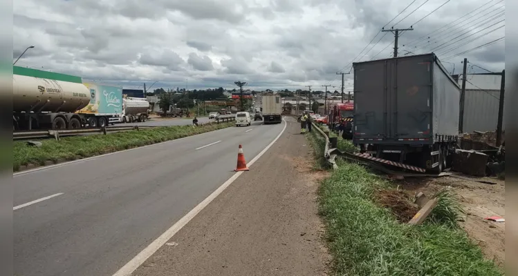 O acidente foi registrado na Avenida Presidente Kennedy, em Ponta Grossa.