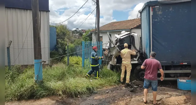 O acidente foi registrado na Avenida Presidente Kennedy, em Ponta Grossa.