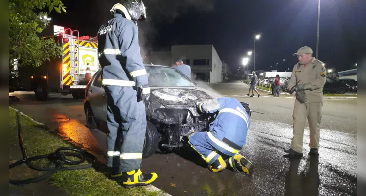 O fogo foi contido por populares pouco antes da chegada dos bombeiros. 