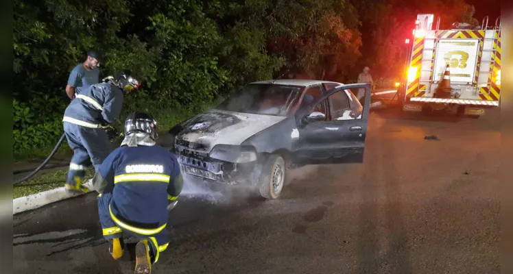 O fogo foi contido por populares pouco antes da chegada dos bombeiros. 