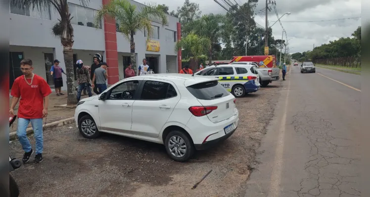 Colisão registrada na Avenida Carlos Cavalcanti, em Uvaranas, também envolveu um veículo Fiat Argo